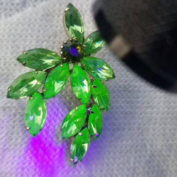 Relisted Vintage uranium glass rhinestone brooch green sparkly depression UV pin - Picture 5 of 14